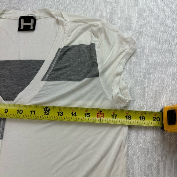 Bordeaux Asymmetrical Short Sleeve T-Shirt White Gray - Picture 6 of 6